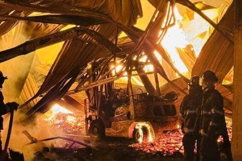 Arde bodega de madera en Toluca, tras 11 horas, bomberos lograron apagarla
